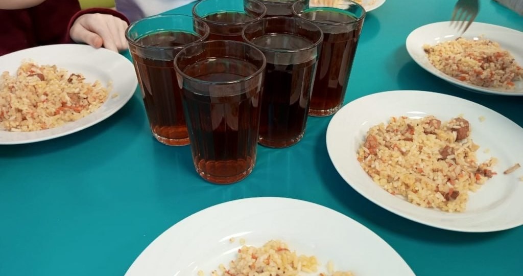 Рынок школьного питания Екатеринбурга делят, пока дети едут в больницы