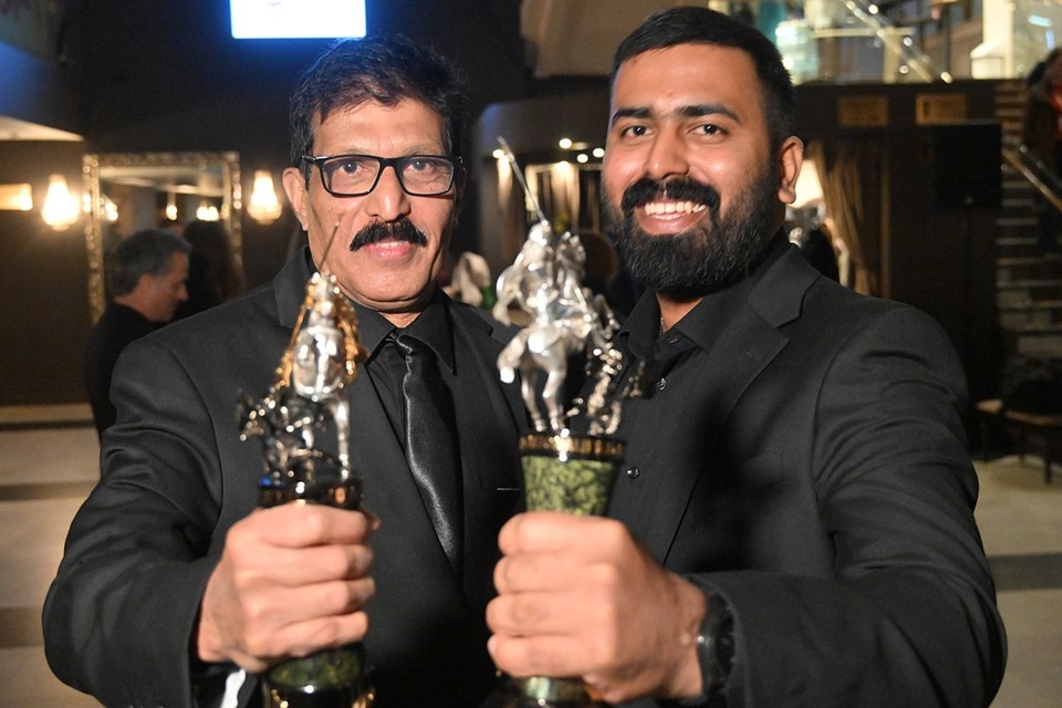    Продюсер фильма "Страсть" Разак Ахаммед, получивший Серебряного Святого Георгия за актрису Амрута Кришнакумар, и режиссёр Фазиль Разак, получивший Золотого Святого Георгия за лучший фильм "Страсть" Владимир ВЕЛЕНГУРИН