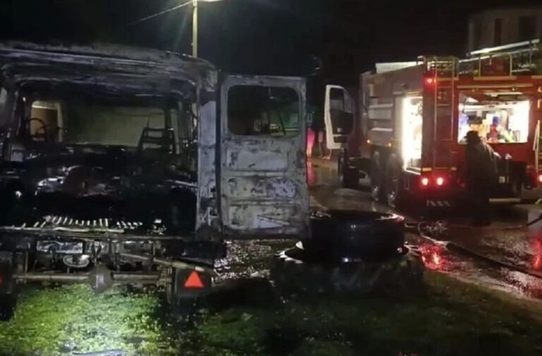 В Карачеве сгорел ночью микроавтобус