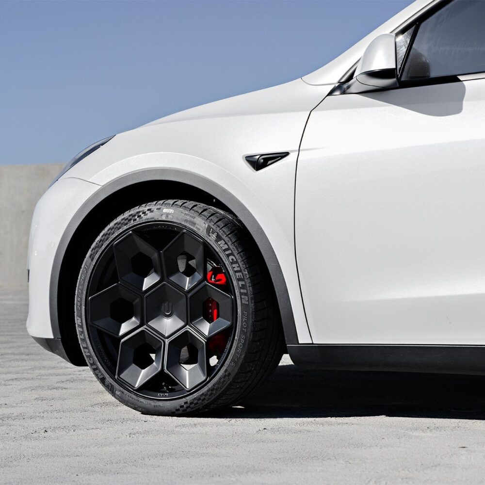 Tesla Model Y с коваными дисками. Источник: unpluggedperformance.com
