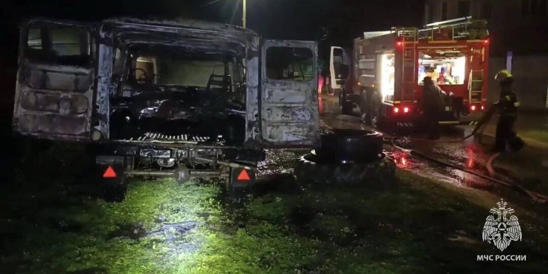 Ночной пожар в Карачеве: на улице Володарского горело авто