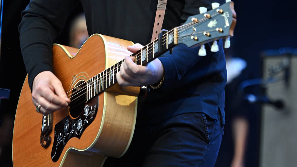 Ноэл Галлахер с гитарой, проданной на аукционе.📷Фото: Gus Stewart / Redferns / Getty Images