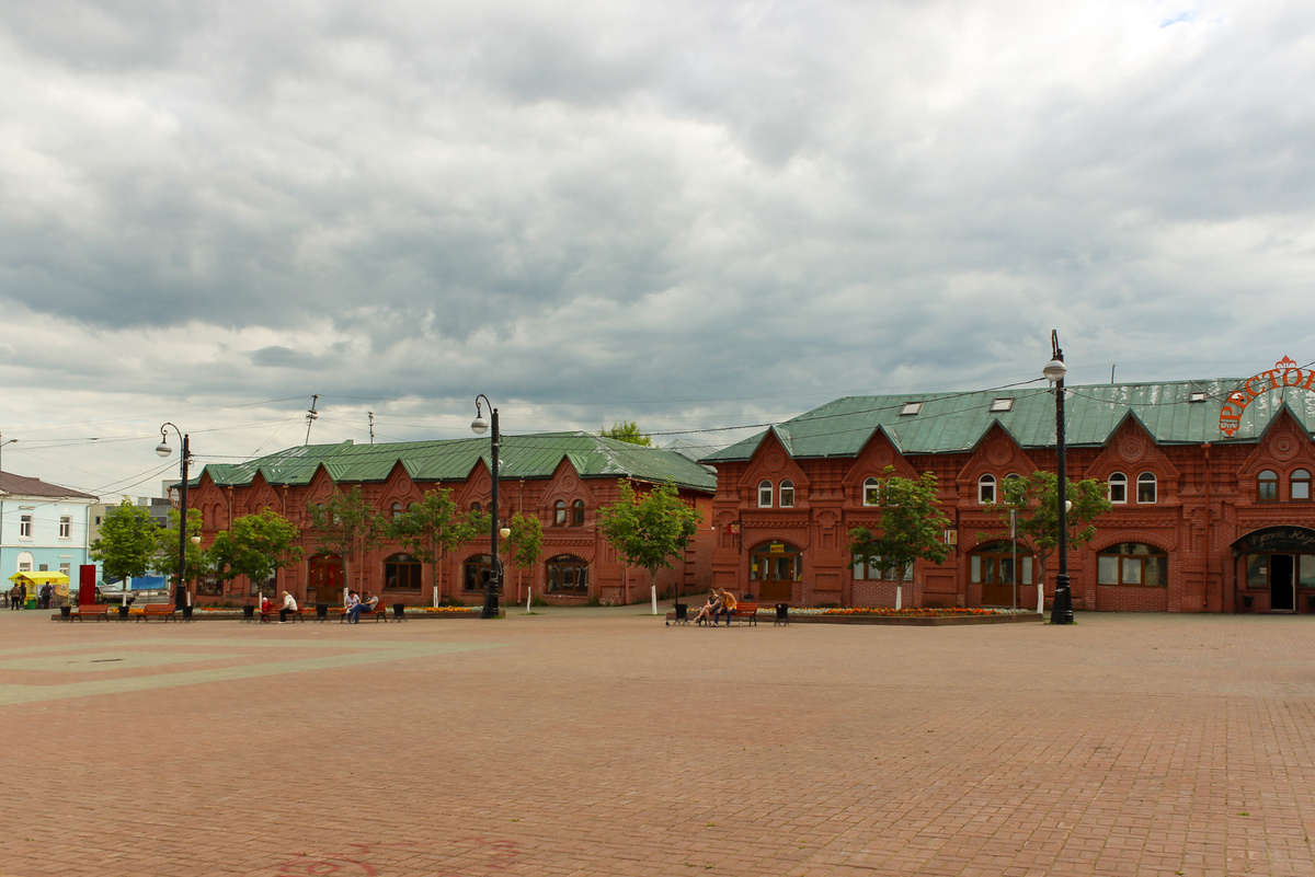 1 июля 2017. Площадь украшают нарядные торговые ряды (1887).