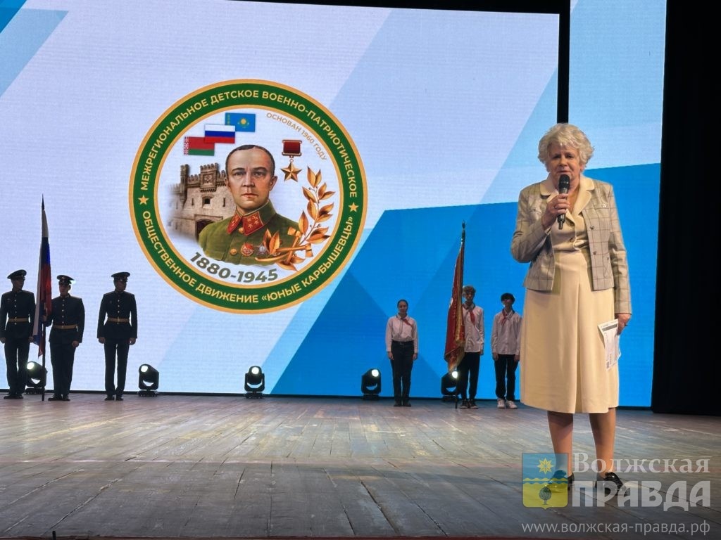 Наталья Жидких, директор школа № 18,📷    В Волжском учеников в юные карбышевцы принимал внук и тёзка легендарного генерала
