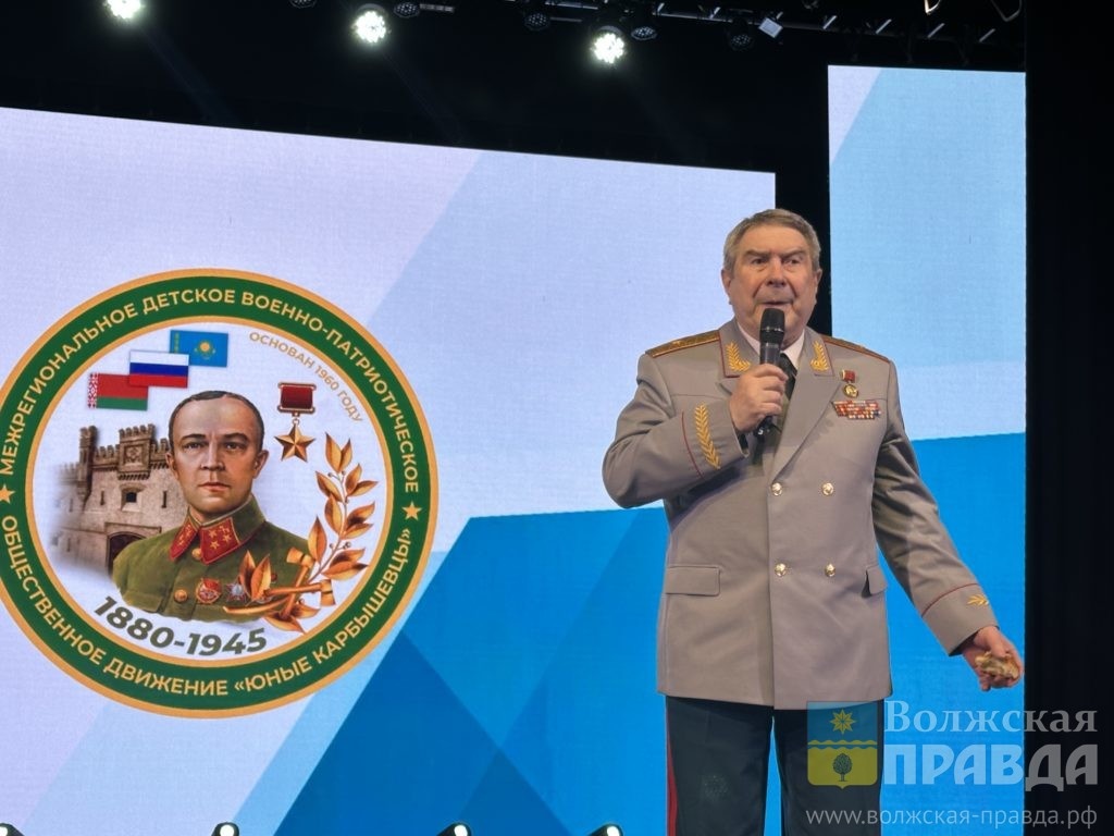 председатель Совета движения «Юные карбышевцы»Юрий Дьяков📷    В Волжском учеников в юные карбышевцы принимал внук и тёзка легендарного генерала
