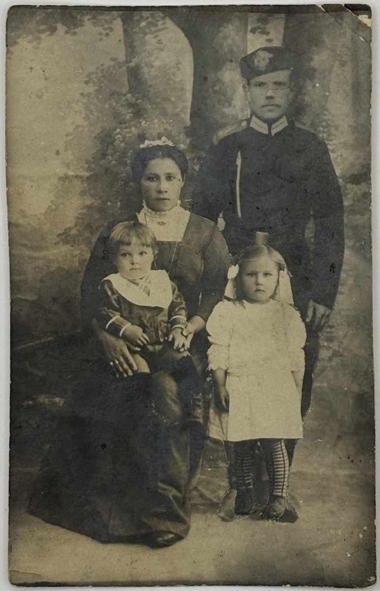 ОГС КП-7358. Групповой семейный снимок.