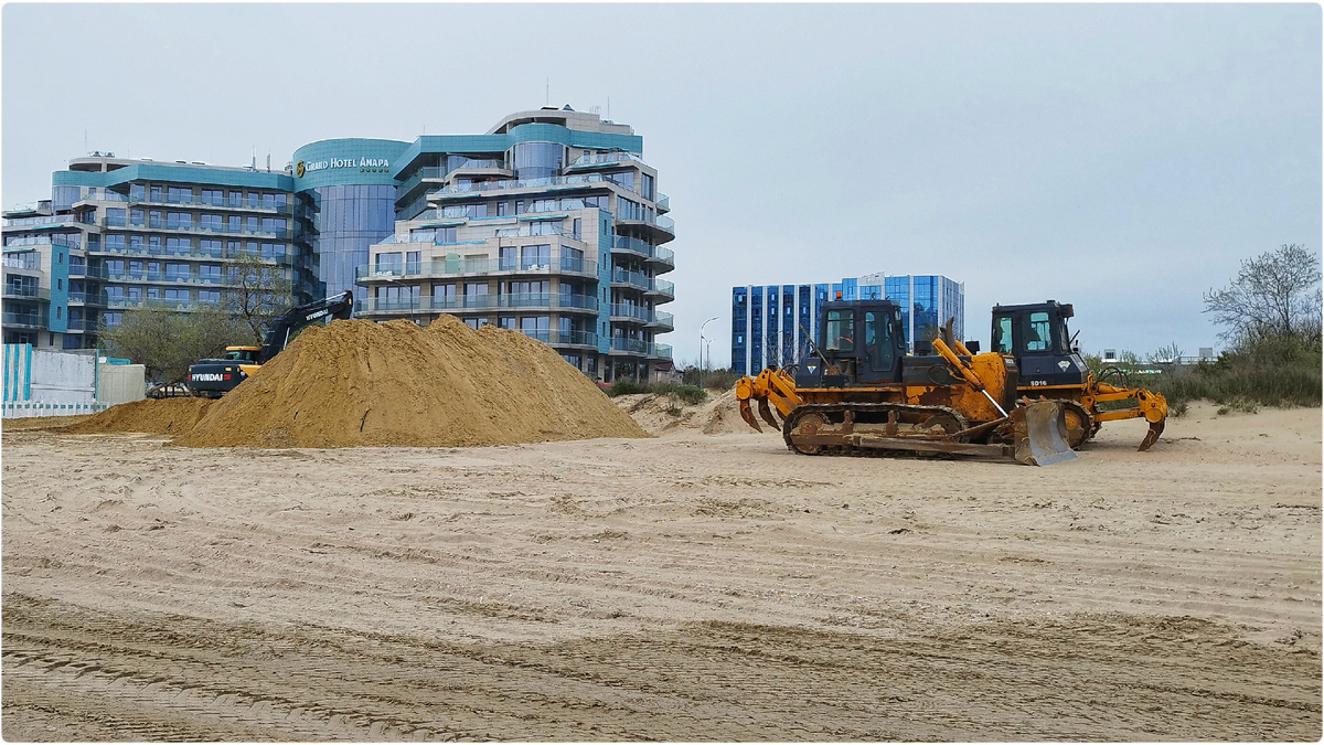 Строительная техника у отеля Гранд Анапа (22 апреля 2026)