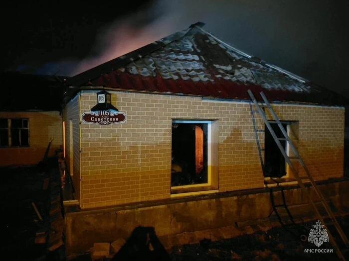 Сгоревший дом в Оле. Обложка © MAX / МЧС Магаданской области