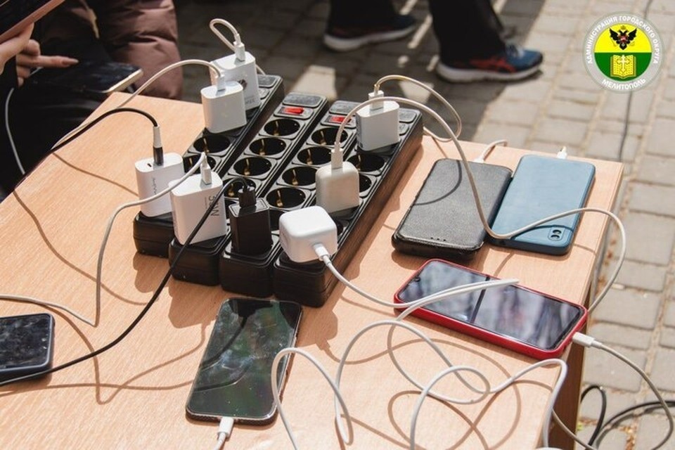    В Мелитополе и окрестностях работают пункты зарядки телефонов. Фото: администраци Мелитополя