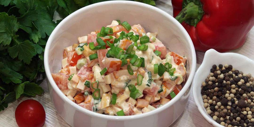 Салат с копчёной курицей, сыром косичка и помидорами