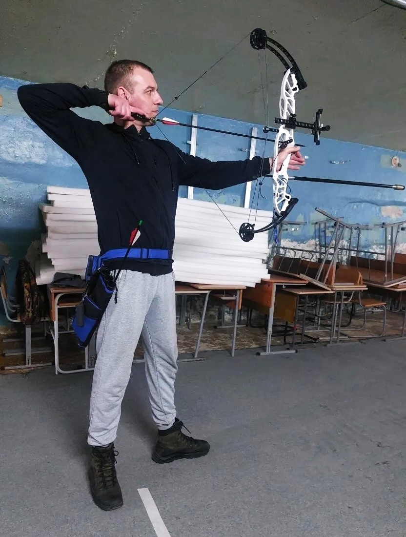 Илья Куркулёв на тренировке по стрельбе из лука