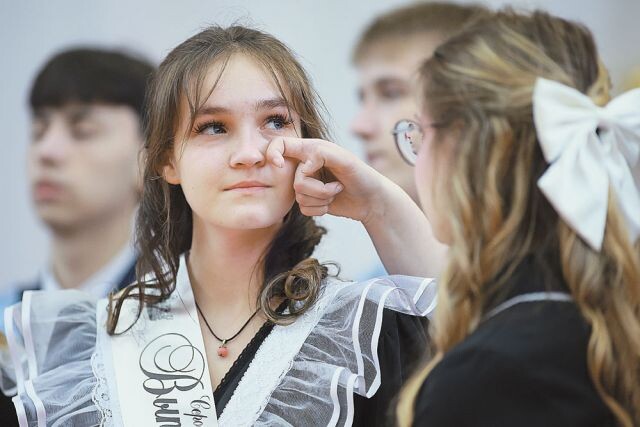 Как подобрать для девочки образ на школьный выпускной вечер?