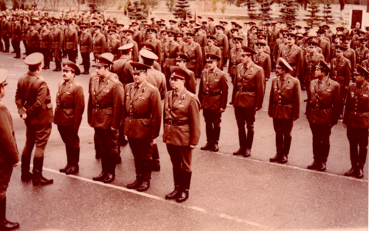 Строевой смотр в воинской части времен СССР. Изображение с сайта commons.wikimedia.org