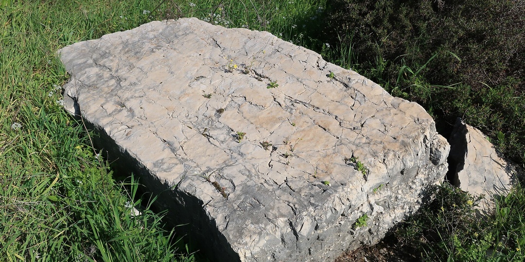 Каменная порода с названием «Мелеке». Известняк, твердеющий на воздухе, а при добыче его резали как масло ножом