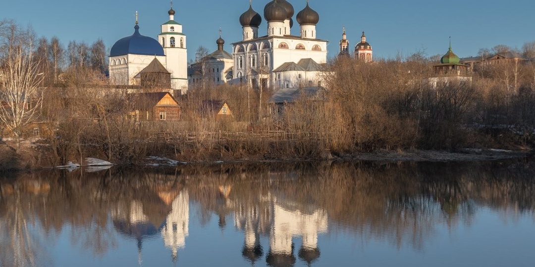 Зеркало воды, что хранит небеса и вечность