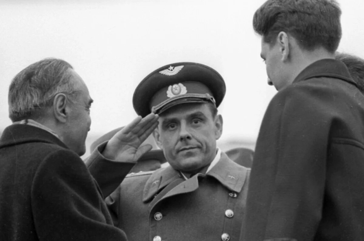    Торжественная встреча экипажа космического корабля «Восход-1» (В. Комаров, Б. Егоров, К. Феоктистов). Командир корабля Владимир Комаров (в центре) докладывает Председателю Президиума Верховного Совета СССР Анастасу Микояну о завершении полета. Справа Борис Егоров. Аэропорт Внуково.