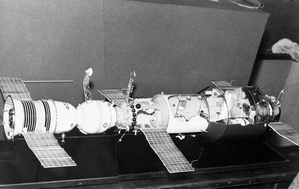    Макет стыковки космического корабля «Союз-11» и научной станции «Салют-1». Фото: РИА Новости