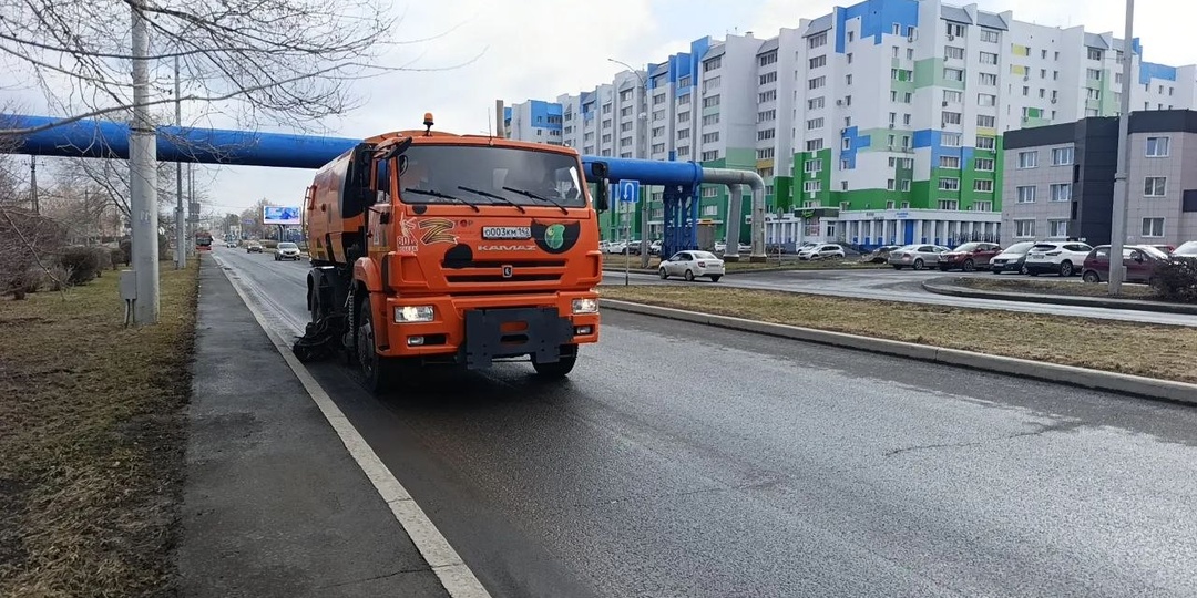 В Кемерове дорожные службы продолжают уборку улиц