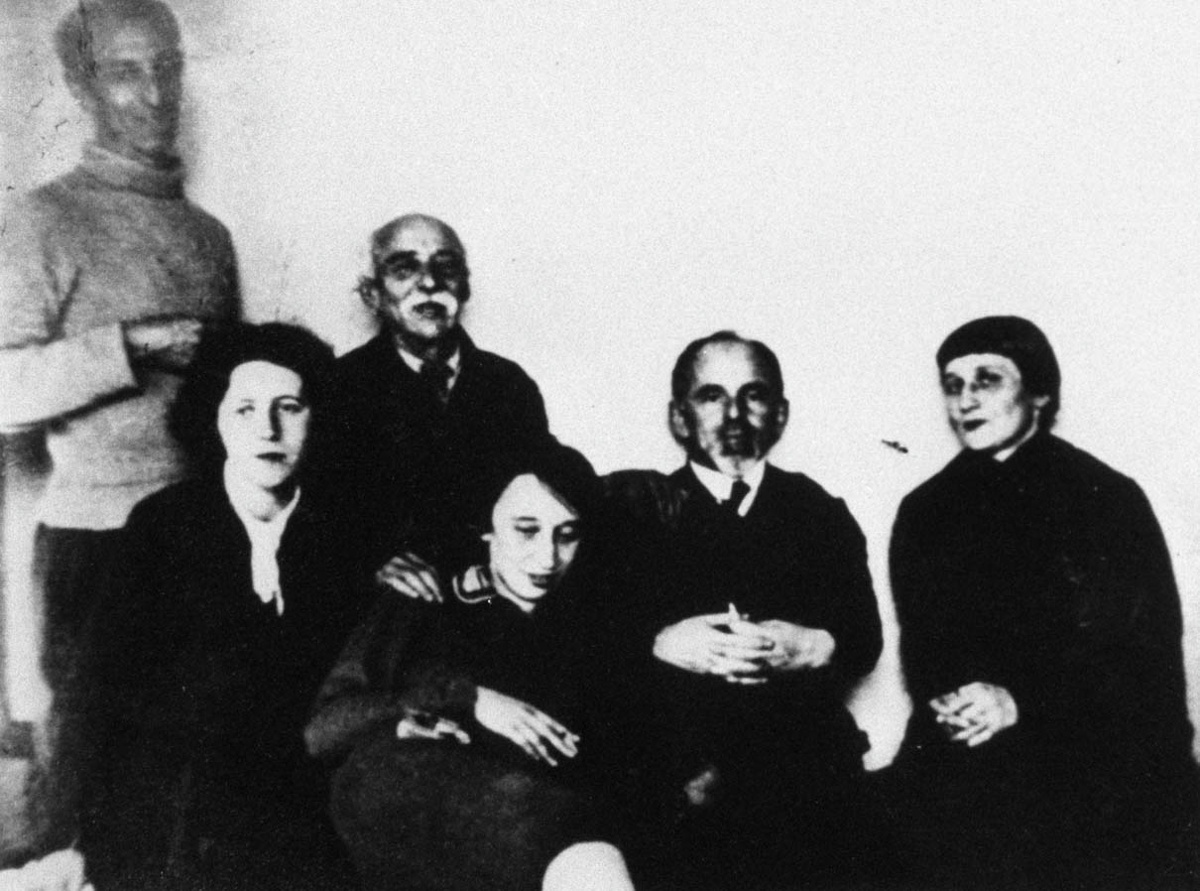 Справа налево: Анна Ахматова, Осип Мандельштам, Мария Петровых, Эмиль Мандельштам (отец поэта), Надежда Мандельштам (жена поэта), Александр Мандельштам (брат поэта). Москва. 1933–1934 годы. Из фондов Государственного литературного музея СССР. РИА Новости