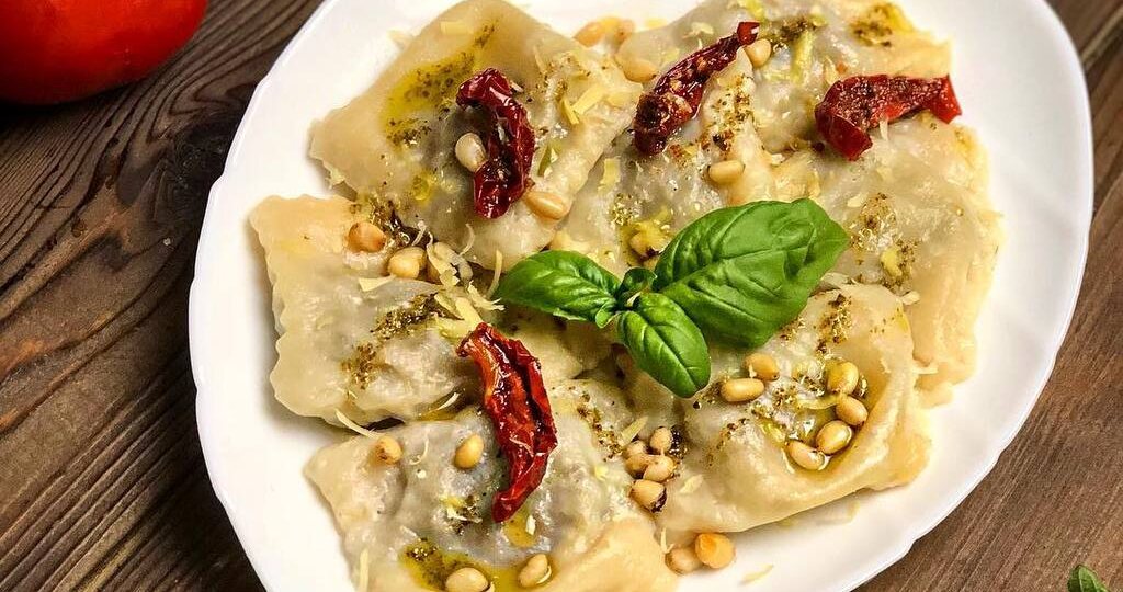 Равиоли с грибами и вялеными томатами: вкусный домашний рецепт без яиц и молока