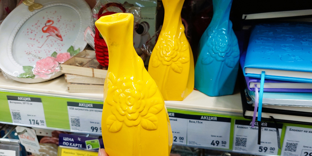 В Фикс Прайс неожиданно было увидеть такое, зашла не зря. ЭТИ с голубым бантиком Те- на защелке. Посуда, декор, скатерти и футболки.