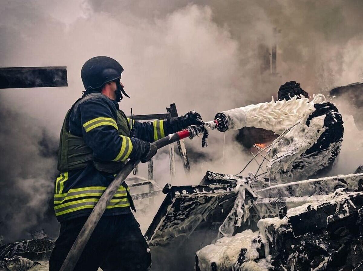    Украинские пожарные на месте пожара под Киевом | © Фото : ГСЧС Украины