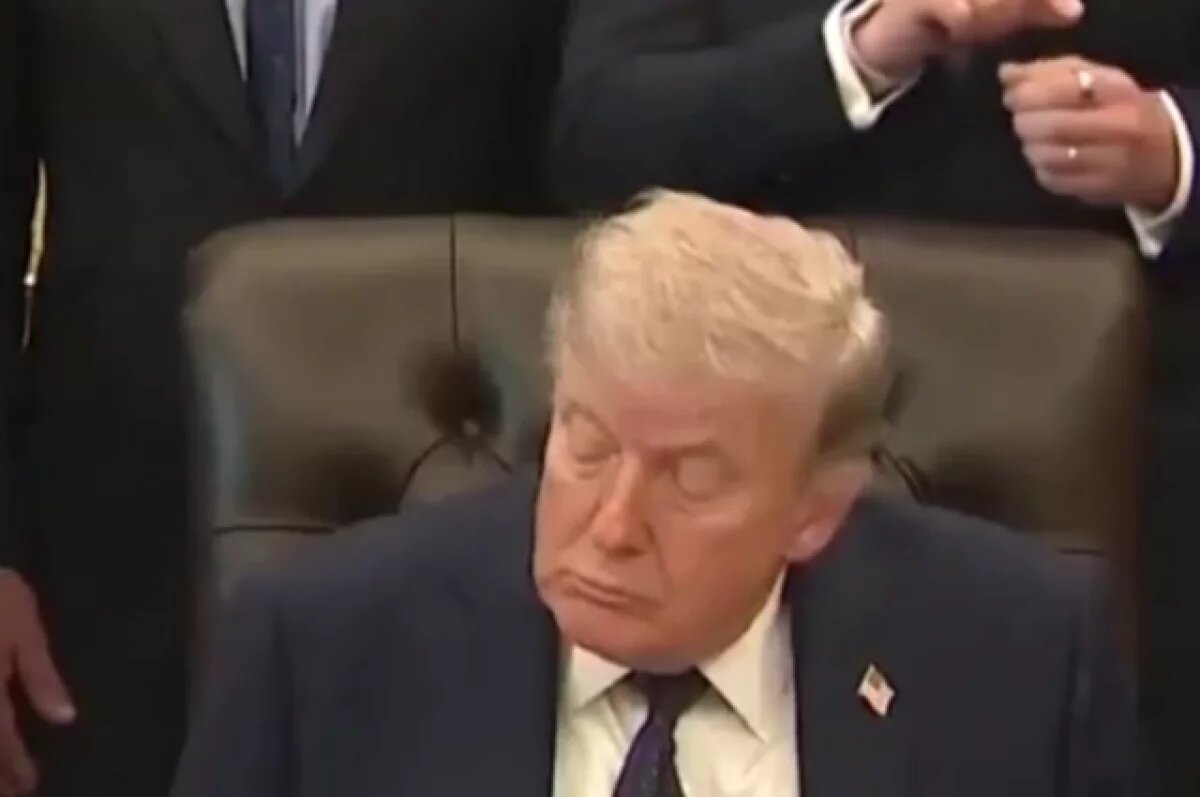    Появились кадры, как Трамп засыпает во время встречи со СМИ в Белом доме