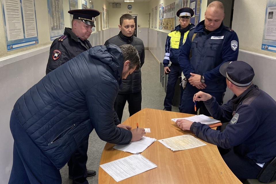    Мужчину доставили в Управление Госавтоинспекции, после чего направили в суд. Фото: Госавтоинспекция Свердловской области