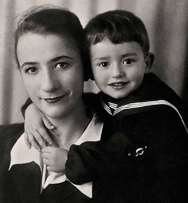 Александр Градский в детстве с мамой.