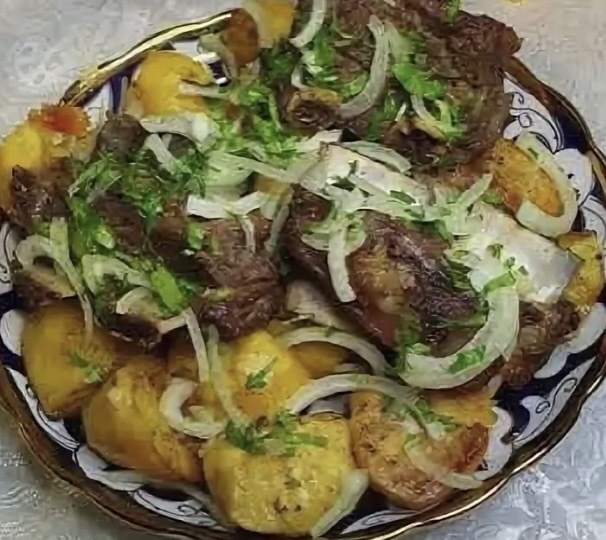 Мясо с картошкой по-таджикски с закуской из маринованного лука. Ну очень вкусно, этот рецепт немного проще