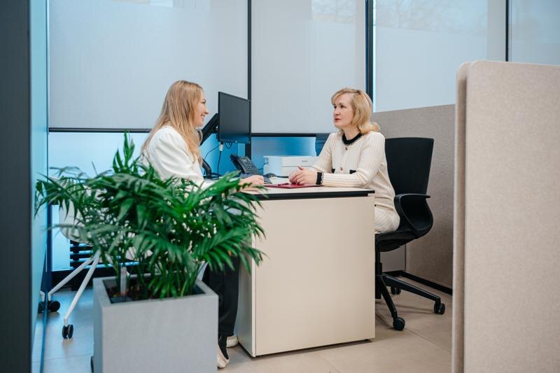    Фото пресс-службы УБРиР. Сотрудница и клиент в офисе банка