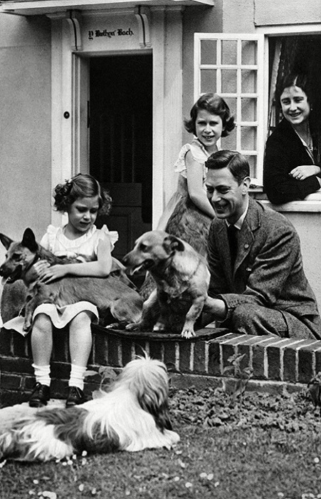 Счастливая семья герцога Йорского. Георг VI и Елизавета Боуз-Лайон с дочерьми Елизаветой Второй и Маргарет Роуз