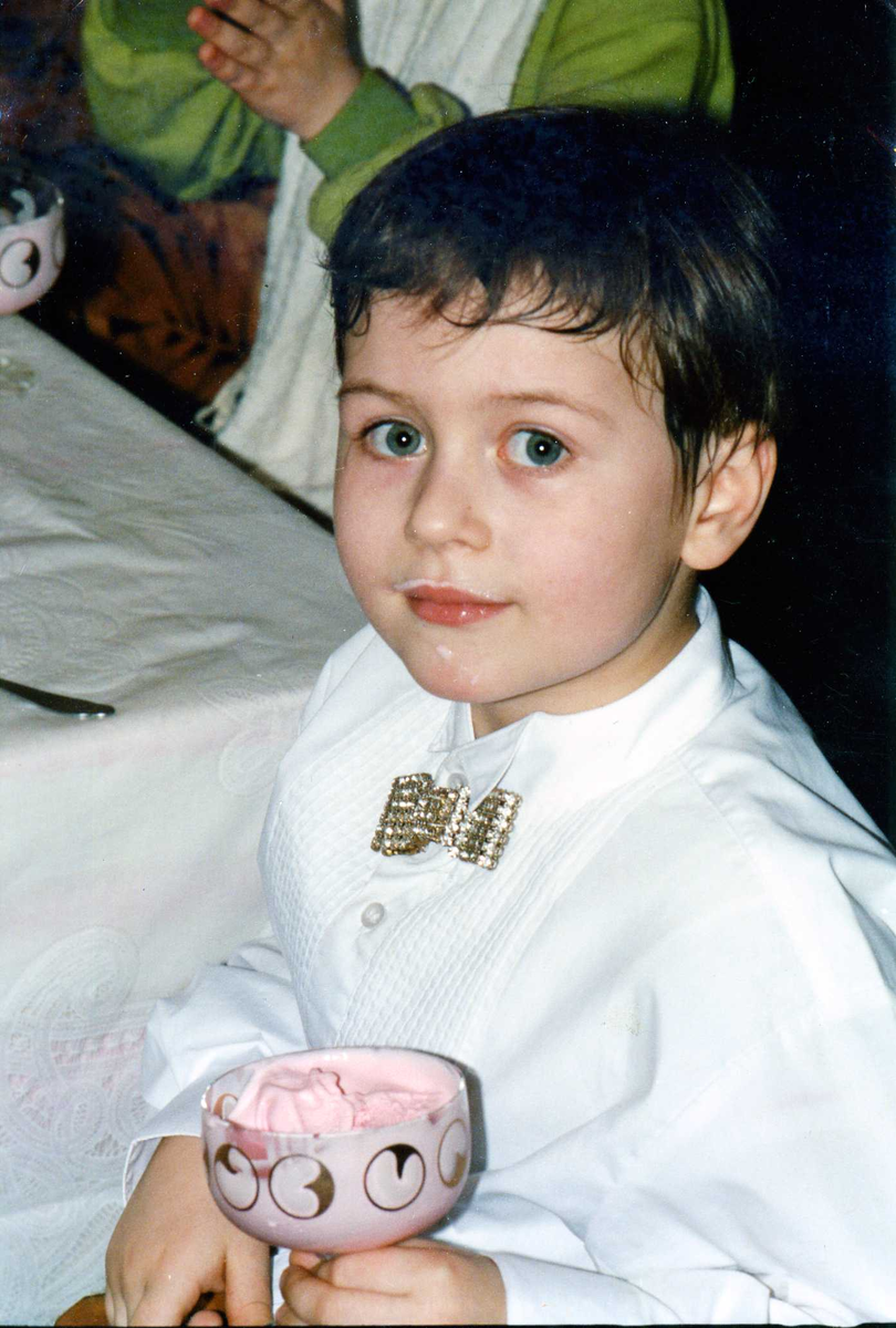 На снимке младший внук, в детстве - любитель мороженого.  