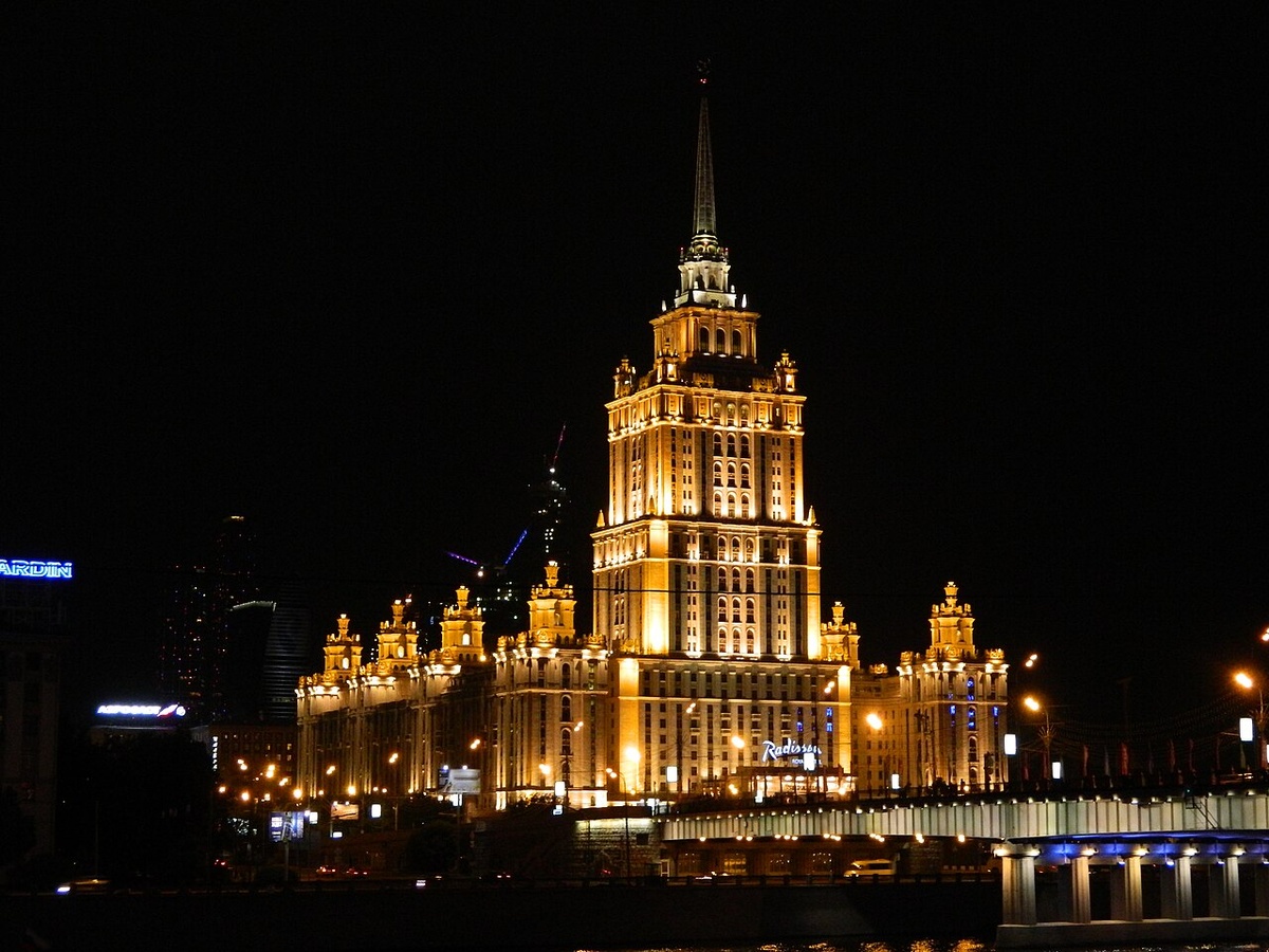 Гостиница «Украина» на Кутузовском проспекте. 206 метров со шпилем, последняя из семи сталинских высоток