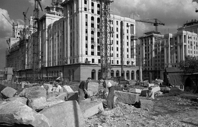 Строительство гостиницы «Украина», середина 1950-х. Болотистый берег, тысячи свай, две тысячи рабочих