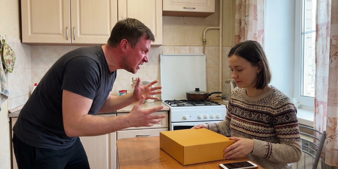 - Ты с моей зарплатной карты зубы лечить удумала?!
