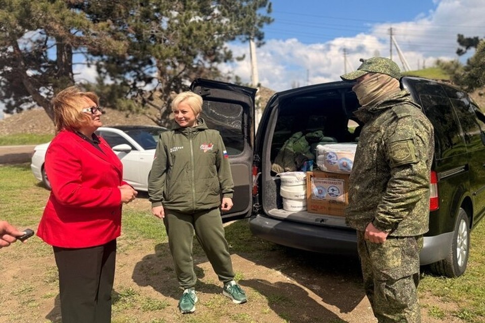    Помпы и рукава для тушения пожаров передали бойцам на Днепр. Фото: Народный фронт Крыма