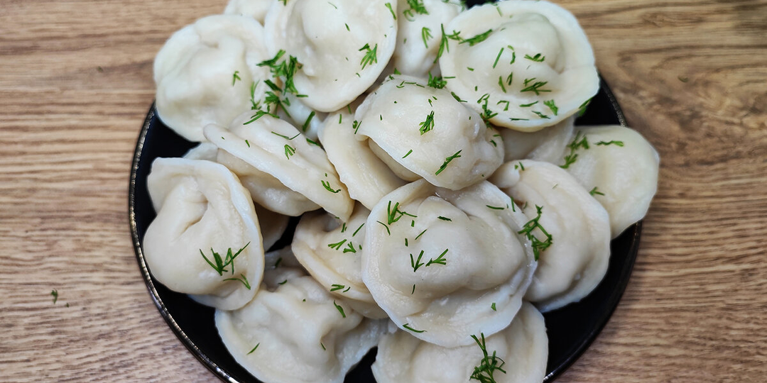 Необычное горячее блюдо: пельмени из минтая, которые тают во рту