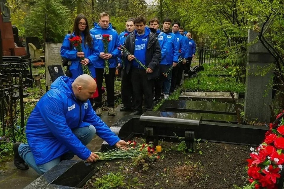    Молодогвардейцы ДНР и Москвы возложили цветы к могиле Прокофьева. Фото: ТГ/Добровольский
