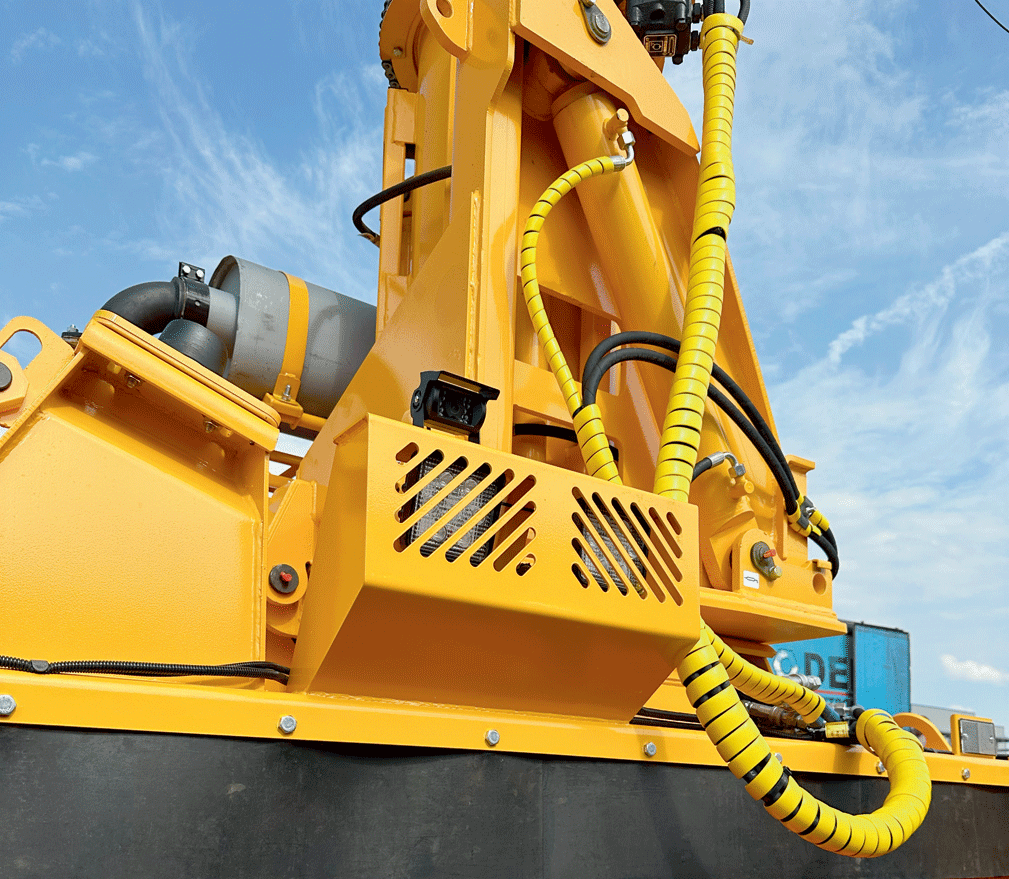    Рукава высокого давления, связывающие агрегаты гидросистемы имеют защитную оплетку,