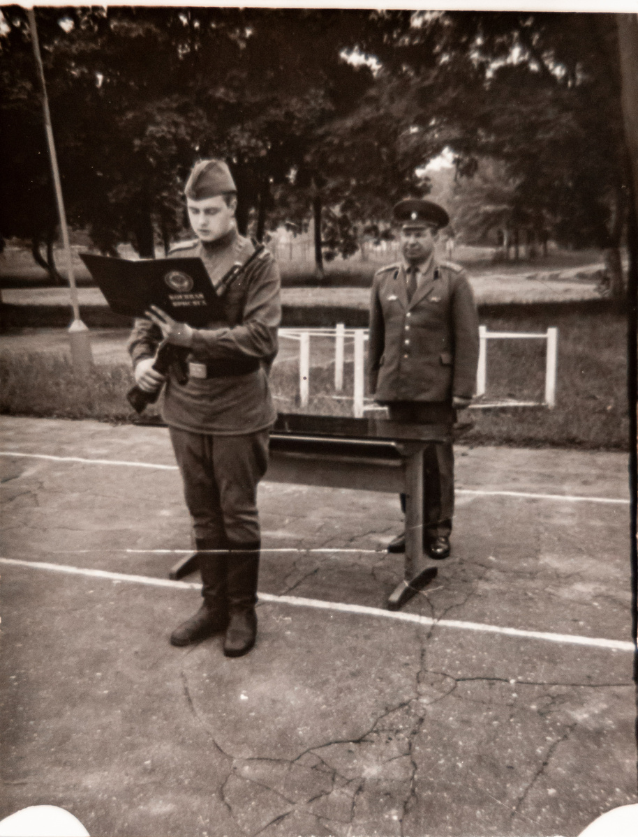 Студент физического факультета СГУ на военных сборах после 4 курса. Брест. Принятие воинской присяги. 1977 год