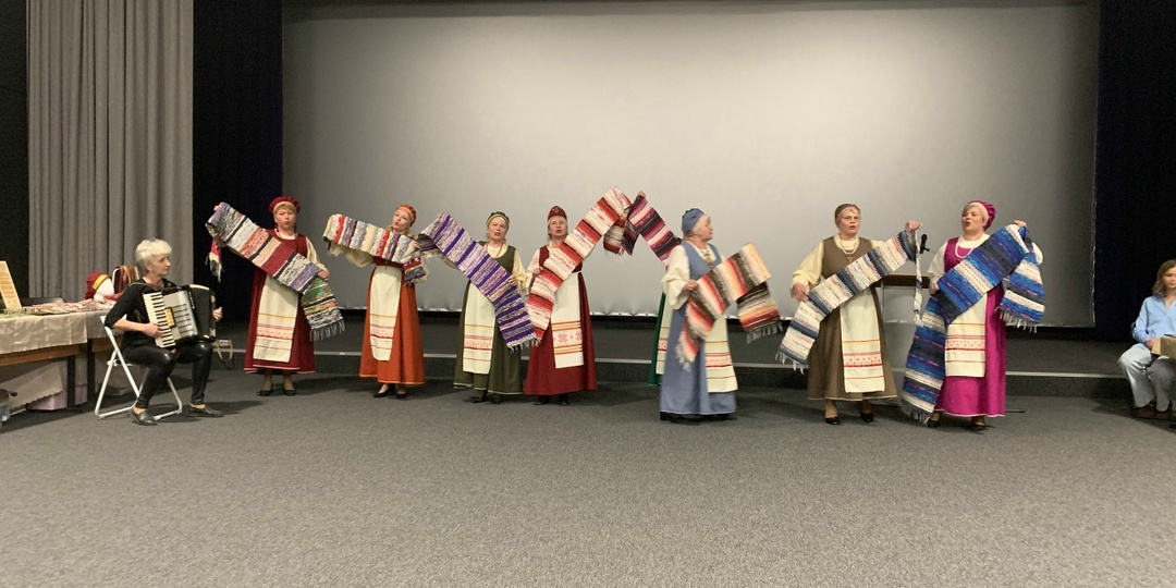 Олонец развернул "Красную горку" с сувенирами и гуляниями