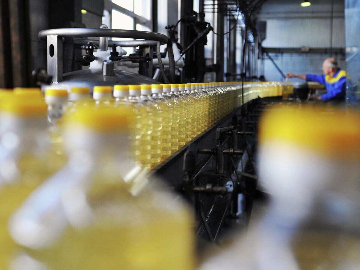    В цехе розлива подсолнечного масла© РИА Новости . Александр Поготов