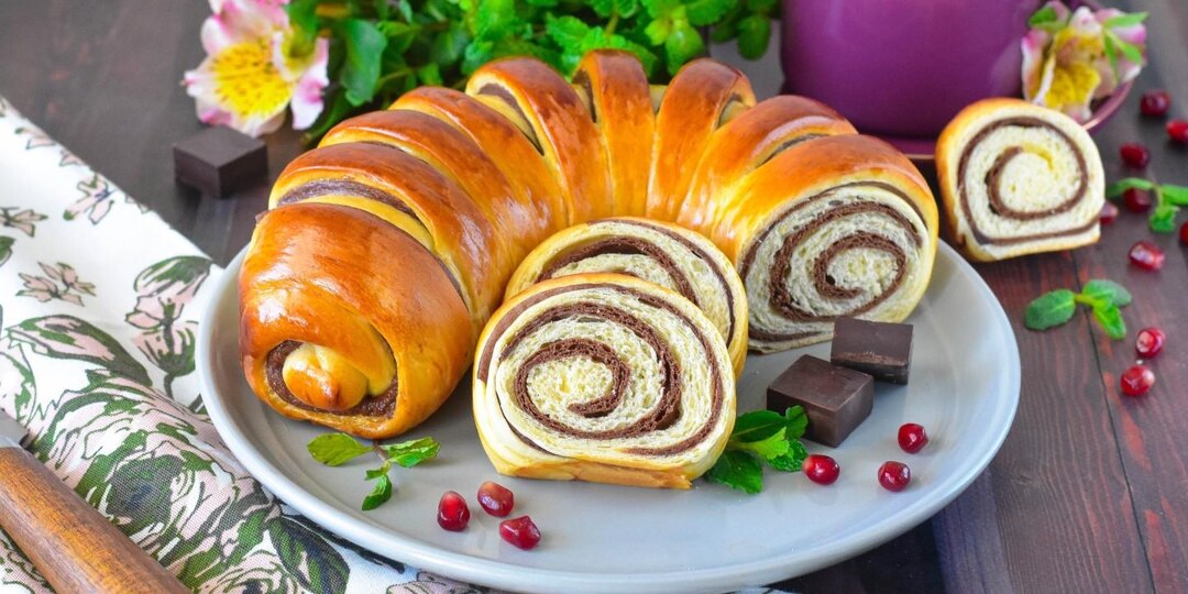 Рулет из дрожжевого теста в духовке: Секрет начинки, которая не вытекает. Почему он всегда получается пышным?