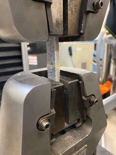 Образец дефектом вмятина после испытаний на растяжение вид с боку