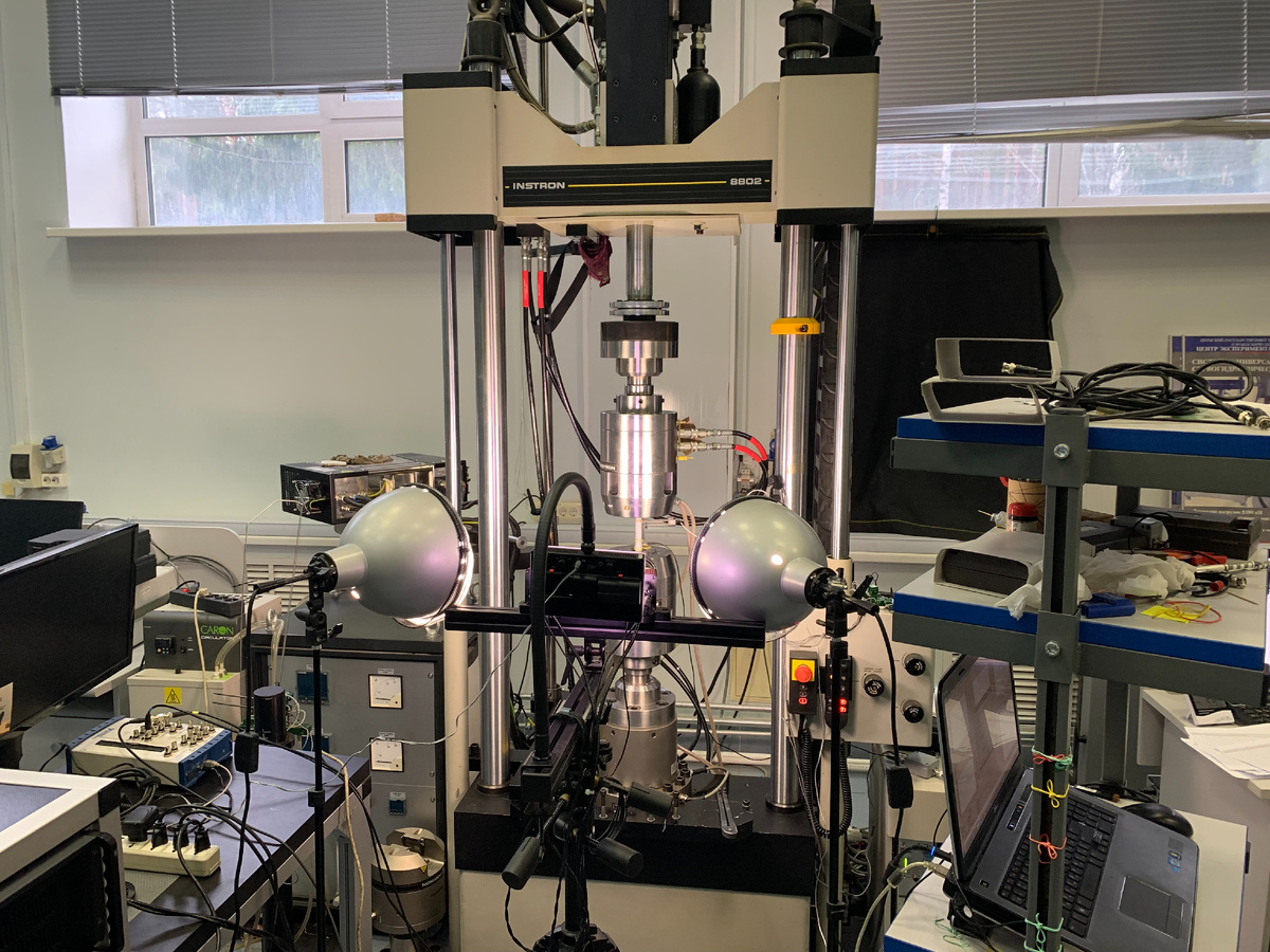 Испытания на усталость образцов с дефектом вмятина с использованием сервогидравлической испытательной системы