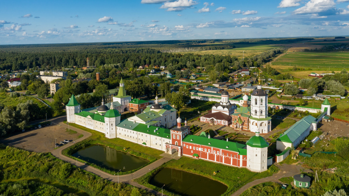 Вид на Николо-Пешношский монастырь летним вечером. Фото: Константин Пухов, участник конкурса РГО "Самая красивая страна"