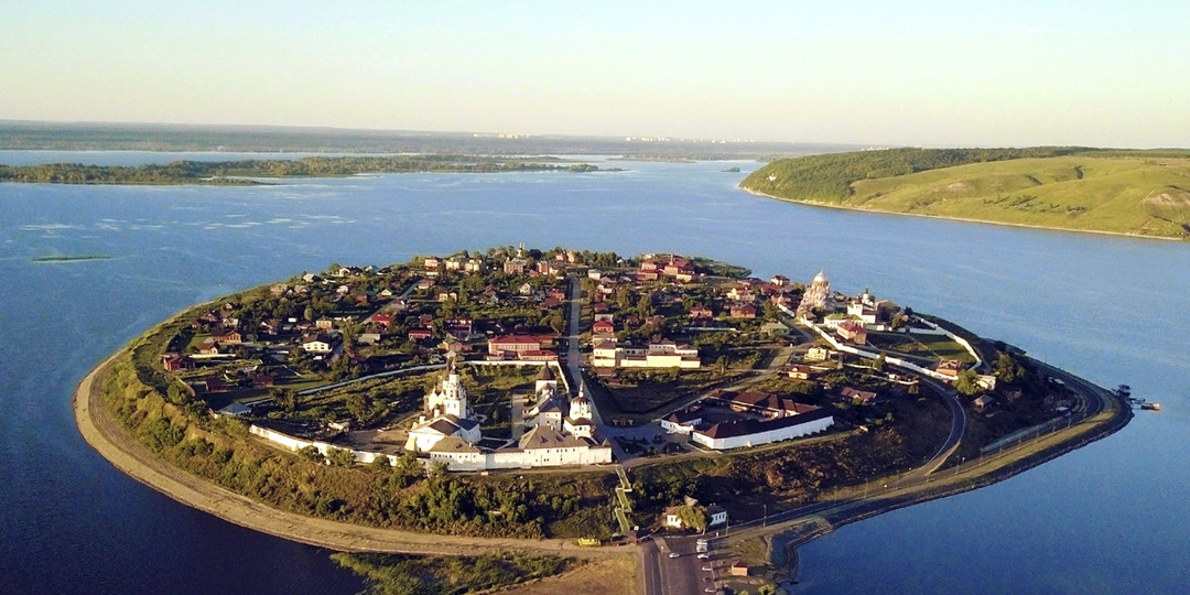Топ-10 малых городов для путешествия этим летом