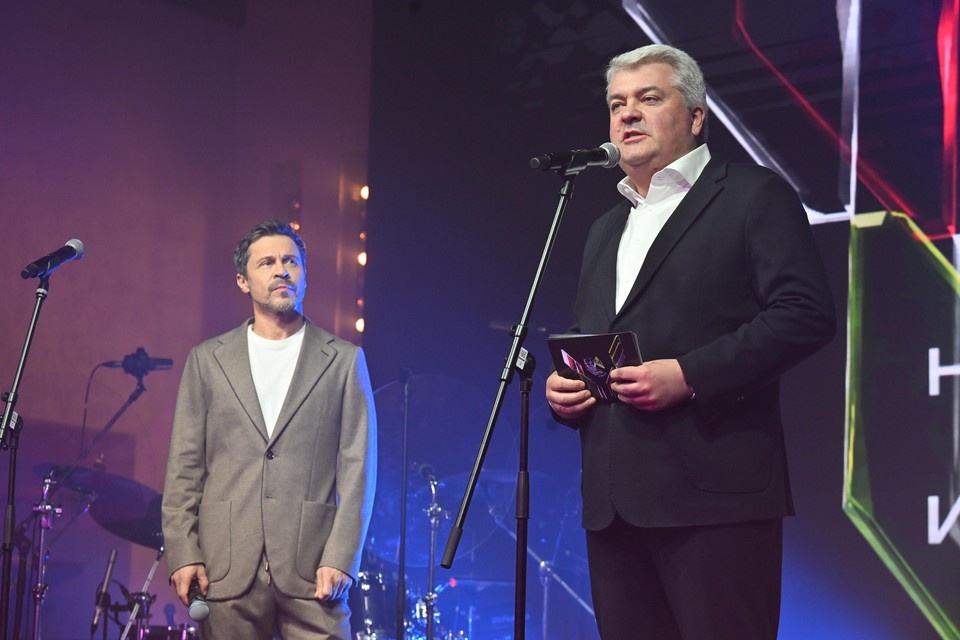    На сцене Алексей Гореславский и ведущий церемонии Павел Деревянко. Михаил ФРОЛОВ