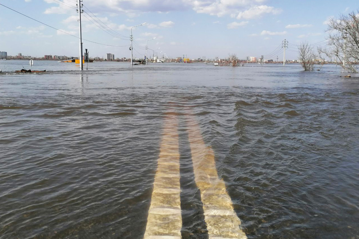 Для транспорта из-за разлива введены ограничения.  Фото: ФедералПресс / Анастасия Куликовских